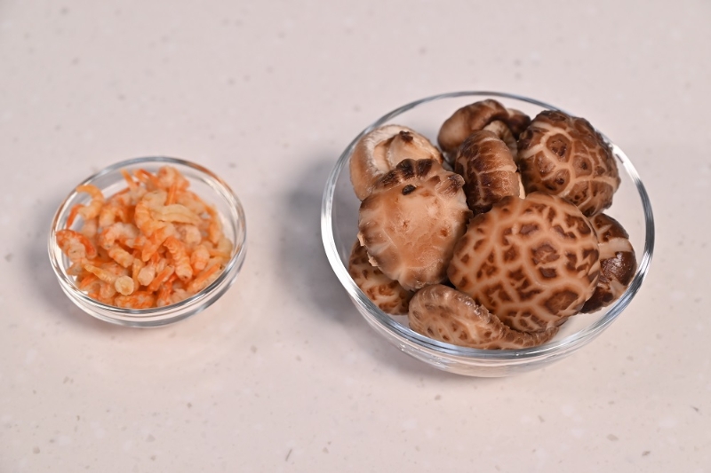 1. 蝦米、冬菇浸水至軟。 Soak the dried shrimps and shiitake mushrooms until soft.