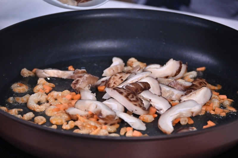 5. 加甘筍粒、冬菇片炒香。Add the diced carrot and sliced shiitake mushroom and fry until fragrant.