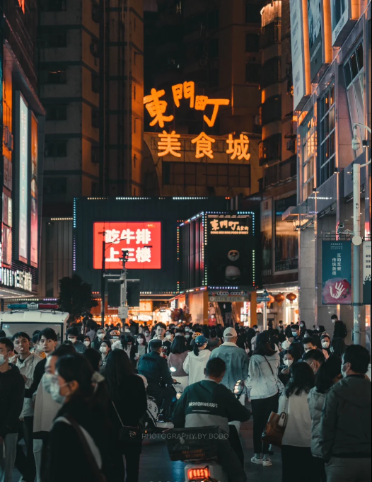 東門步行街集購物、美食、休閒和旅遊觀光於一身。（圖片來源：小紅書@波到底是個什么字）