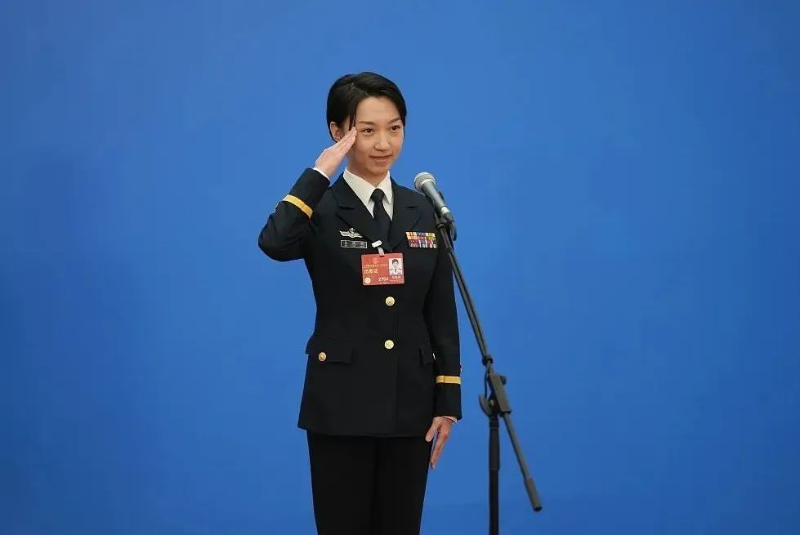 遼寧艦90后女少校朱悅萌亮相首場代表通道。