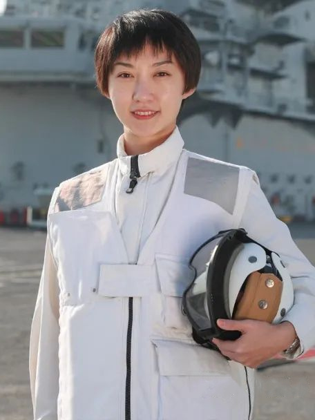 2015年夏天，從海軍航空大學研究生畢業。 在遼寧艦上近8年時間里，朱悅萌先后在作戰、機電、航空等多個部門成長歷練。