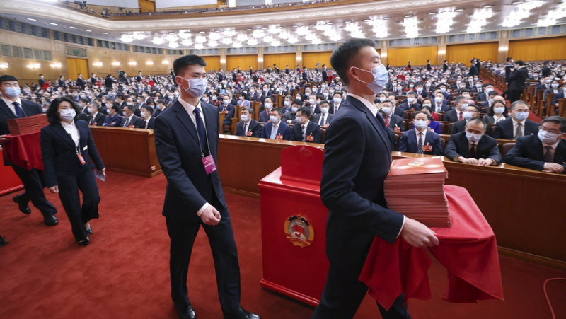 3月10日，全國政協十四屆一次會議在北京人民大會堂舉行第三次全體會議。這是工作人員準備發放選票。新華社