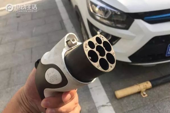 中國內地大部份充電器已自帶充電線，只需要將轉接器接駁充電線，再接駁電動車，即可充電