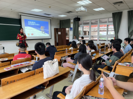 消防處高空拯救專隊人員介紹專隊工作。