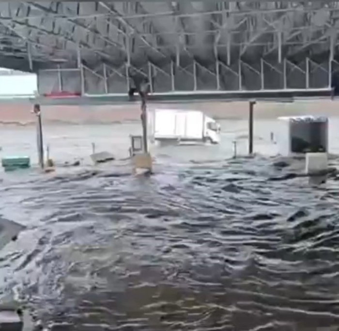 北京暴雨，多區出現水浸，貨倉的貨車被浸。