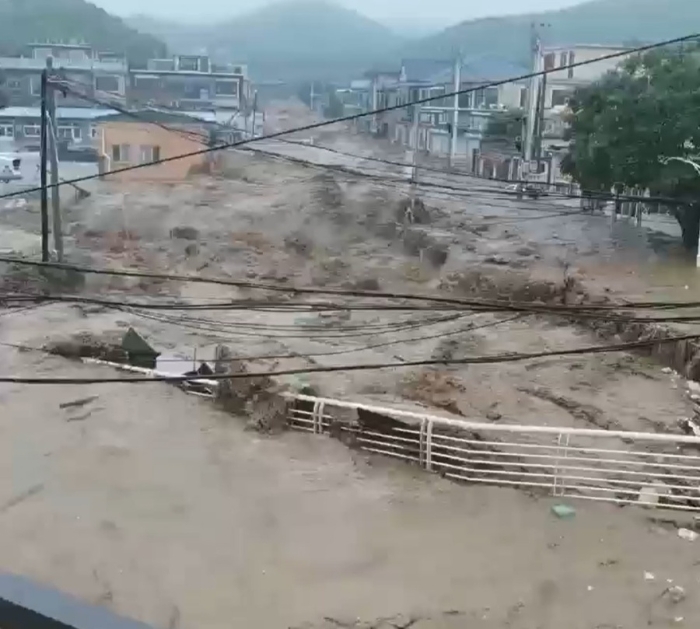 北京暴雨，多區出現嚴重水浸，河道泛濫。