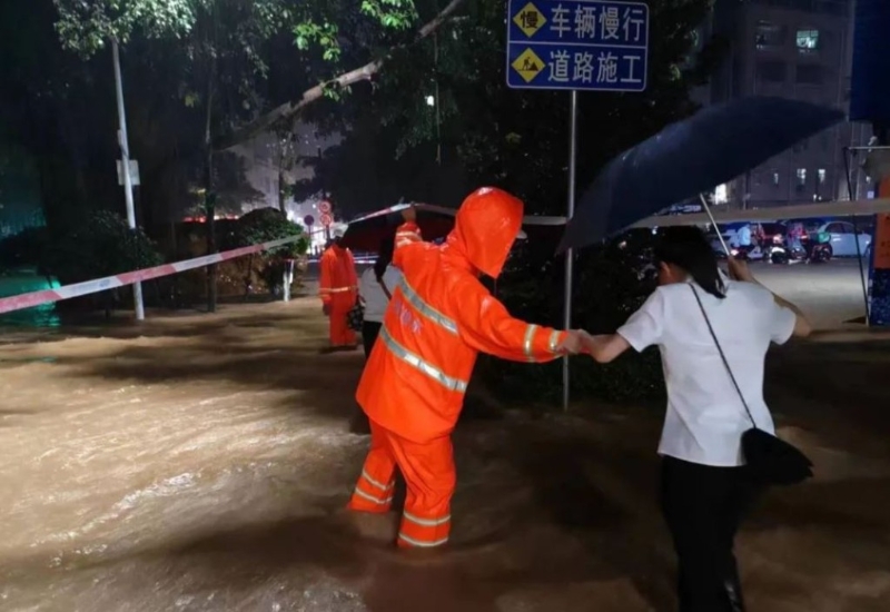 深圳多區出現嚴重水浸，各部門人員協力處理。（深圳衛視深視新聞）