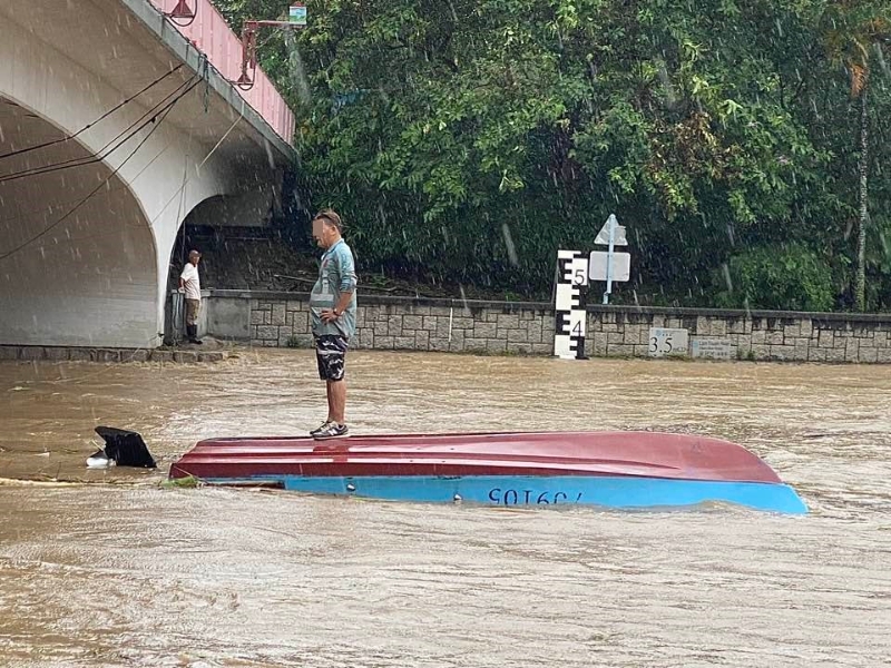 林村河黑雨下，途人發現大叔隨水漂流。