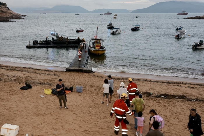 警方及消防在石澳海灘架設浮橋讓居民登船。有居民乘搭政府船只暫時撤離。