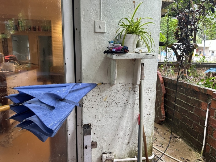 屋外的雨水一度高達1米。