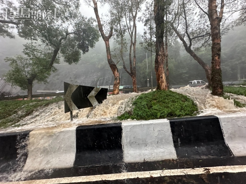 西貢區(qū)早上雨勢(shì)頗大。圖為清水灣道情況。（梁國(guó)峰攝）