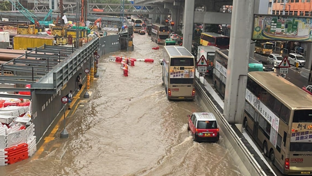 將軍澳道及觀塘道多處水浸封路，部分巴士線改道