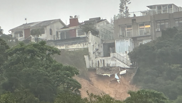 受塌山泥影響，“東桂”有獨(dú)立屋地基暴露在懸崖邊，仿如“紅山半島”翻版。