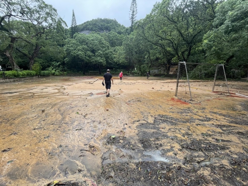 慈幼學校球場在雨災后滿布泥濘。 網上圖片