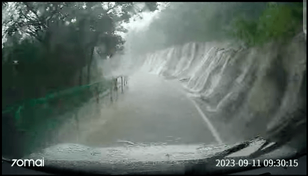 洪水由山邊護土場流下