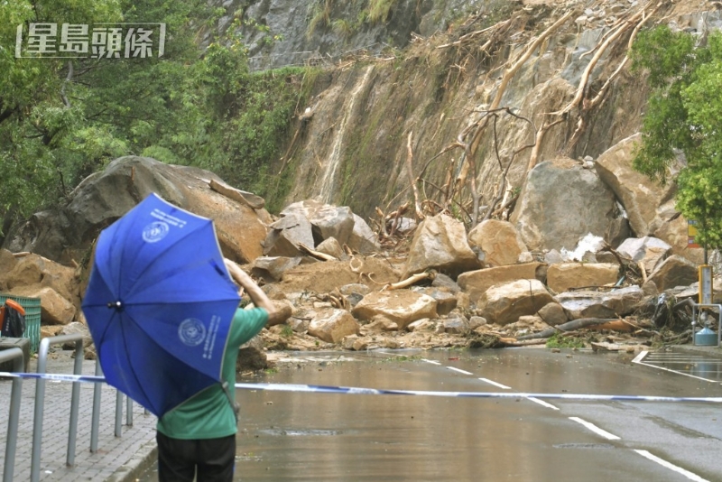 耀東邨山泥傾瀉堵塞路面情況。 資料圖片