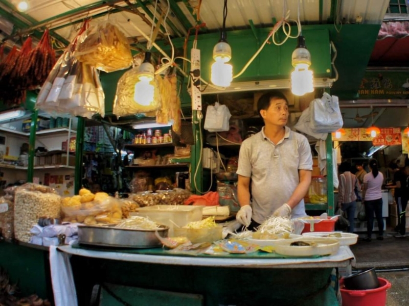 懷舊香港街頭美食配合多張懷舊大排檔圓枱及塑料凳，重塑舊式大排檔情懷。