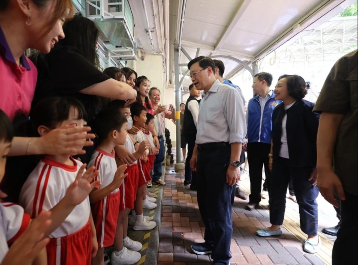 李家超收到福來邨錦全幼稚園師生的心意卡。