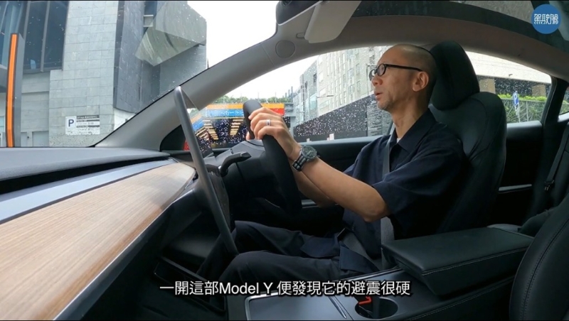 電動車Tesla Model Y Long Range的避震很硬。