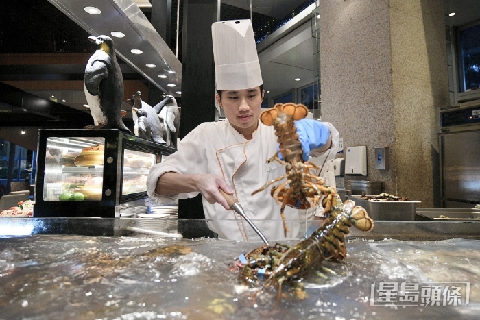 平日一樣有海螺、三點蟹、鮑魚、花蛤、沙白、基圍蝦等活海鮮，假日更升級有龍蝦。