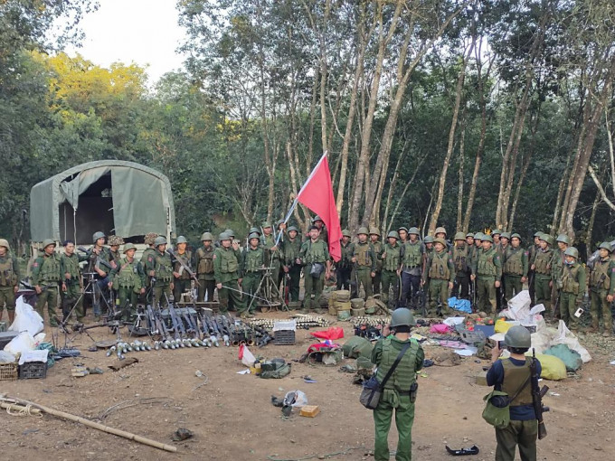 緬甸民族民主同盟軍上周六展示一批武器，聲稱從緬甸政府軍前哨基地繳獲。