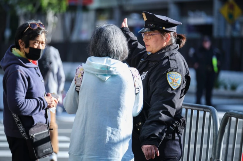 警員為路人指路。