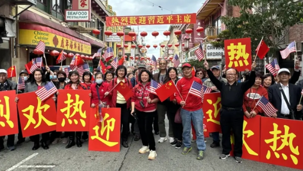 大批僑胞華埠集隊(duì)，前往酒店歡迎習(xí)近平