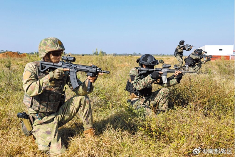 中國解放軍南部戰(zhàn)區(qū)25日宣布，南部戰(zhàn)區(qū)陸軍部隊(duì)根據(jù)年度訓(xùn)練計(jì)劃，自即日起，在位于中緬邊境中方一側(cè)，舉行實(shí)戰(zhàn)化演訓(xùn)活動。摘自南部戰(zhàn)區(qū)微博