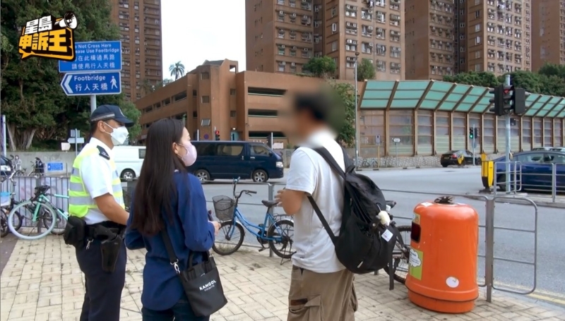 不少市民亂過馬路，被便衣警員（藍衣女）攔截。