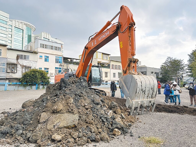 柯文哲名下農業用地，遭曝租給游覽車停放，歷經2天場勘后，大型機具正式進場開挖，結果竟挖出鋼筋磚頭。