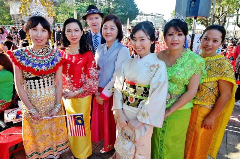 圖為臺灣的移民節新住民盛裝出席。