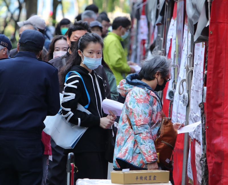 許多選民一早就前往投票所