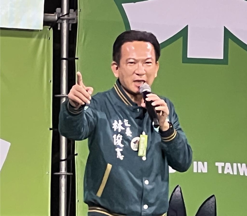 尋求連任的民進黨臺南五選區立委候選人林俊憲自行宣布當選。洪榮志攝