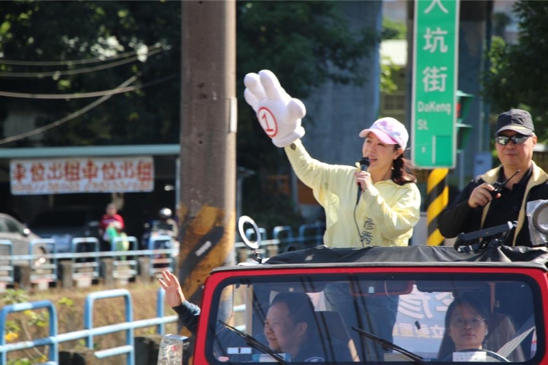 李彥秀（左）上午車掃謝票