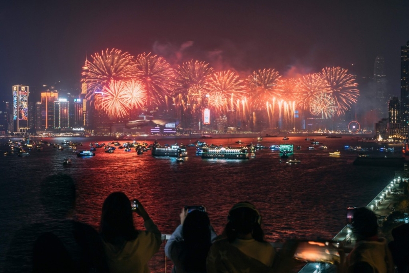 嘉里酒店大堂茶座新年璀璨煙花夜海鮮拼盤香檳套餐2位 $888（KH），包括波士頓龍蝦1只、鮑魚及鱈場蟹蟹腳各4只等，首40名惠顧客人可免費進入Red Sugar貴賓區，欣賞農歷新年煙花匯演。