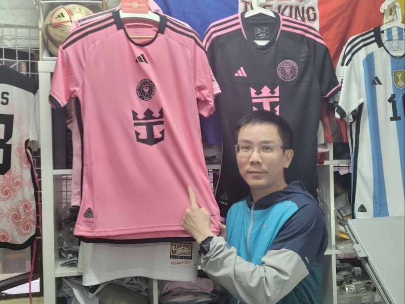 Ball3shop Sports店主周先生指，已入100件貨，冀在未來兩周內售完。