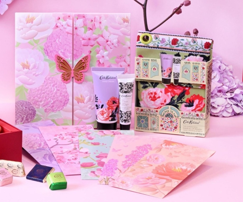 送10組東薈城名店倉(cāng)限量版“花漾彩蝶”利是封套裝及Cath Kidston花香護(hù)膚禮品套裝。（圖片來源：東薈城名店倉(cāng)）