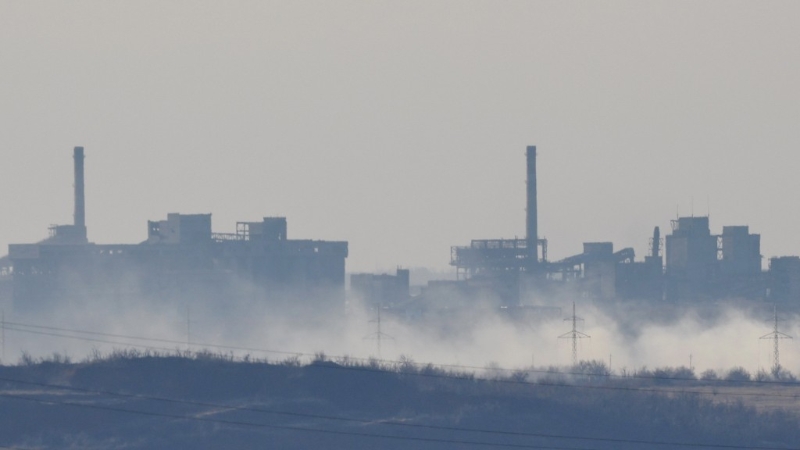 2月15日，阿夫迪夫卡（Avdiivka）一間化工廠附近冒出濃煙。路透社