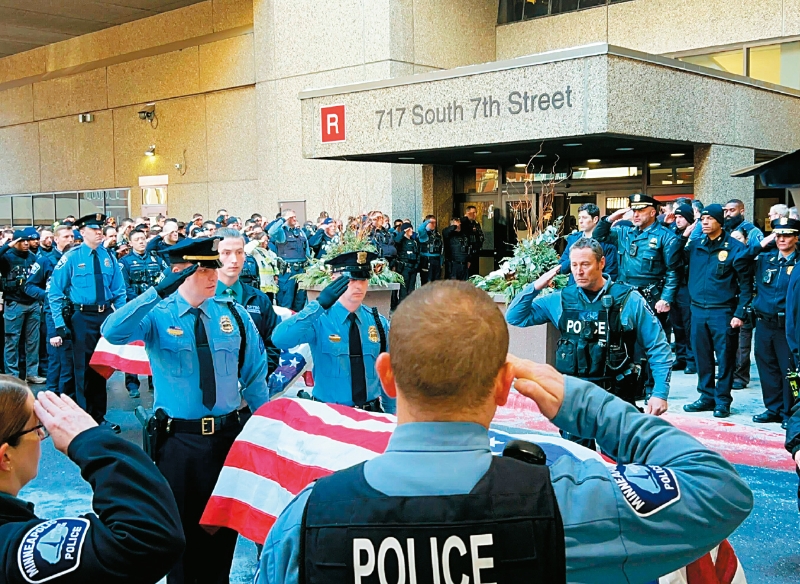 圖為2名遇害警員和1名消防員的遺體，被蓋上國旗后運往縣法醫辦公室。 明星論壇報圖片