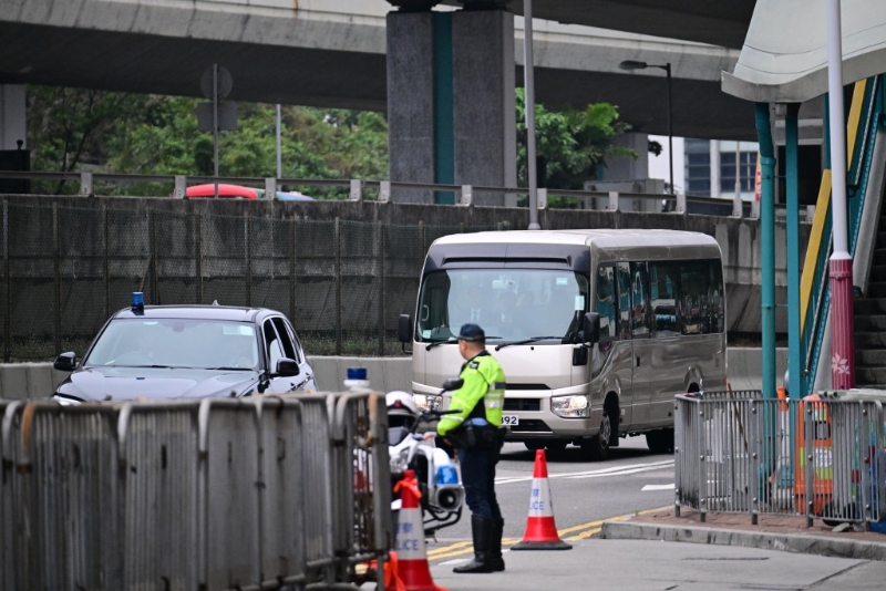 夏寶龍乘坐專車早上到中聯辦。