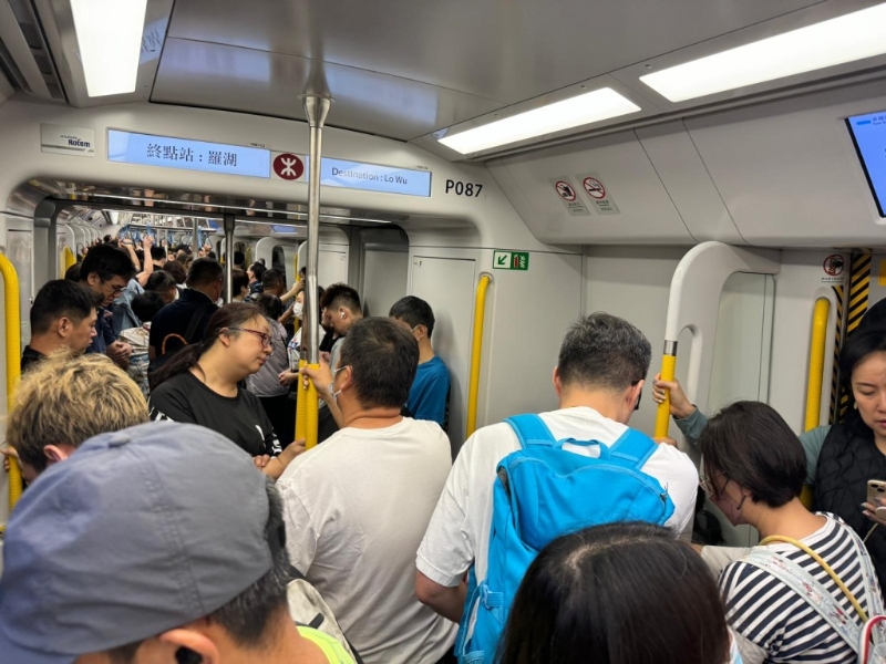 港鐵車箱內迫滿過關的人潮。