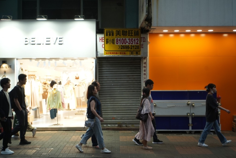 尖沙咀街頭有鋪位空置正在招租。 劉駿軒攝