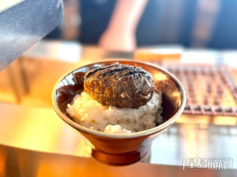 店內(nèi)只供應(yīng)一款套餐，套餐有齊3塊牛肉漢堡扒。