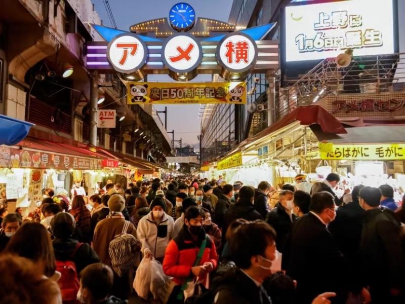 東京阿美橫町美食市場人頭涌涌。