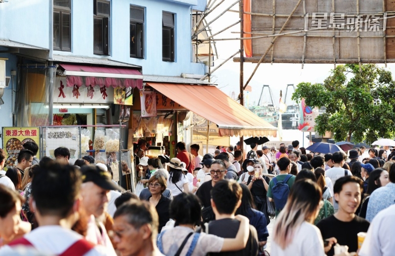 天氣炎熱無礙市民的入長洲游玩的熱情。