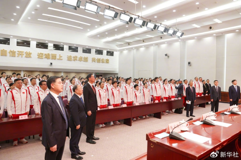 7月13日，巴黎奧運會中國體育代表團成立動員大會在北京舉行。這是與會人員在大會上唱國歌。新華社