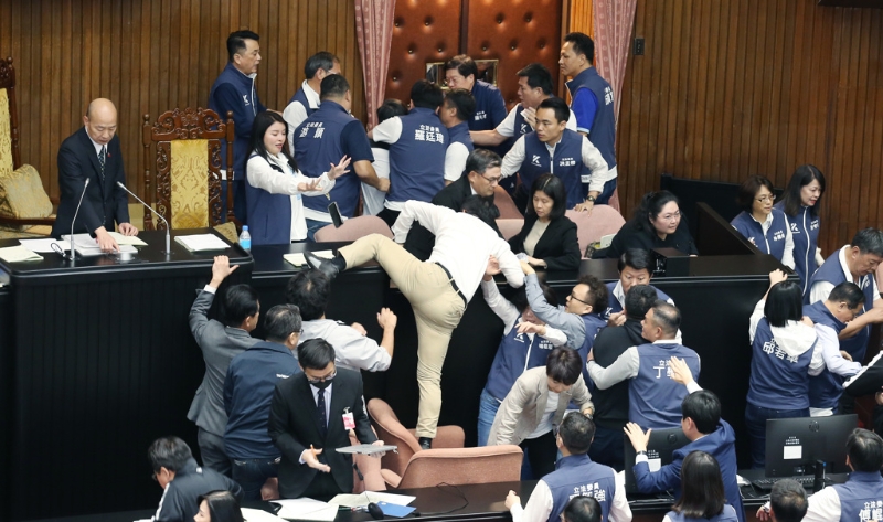 立法院表決國會改革相關法案時，藍綠立委爆發數波沖突。 （資料照）