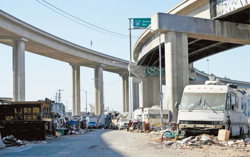 高速公路等州府物業或所管轄地方的無家者帳篷。