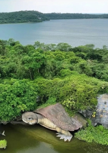 1. 湖光巖風景區 國家4A級旅游景點湖光巖風景區，被聯合國地質專家稱為研究地球和地質科學的天然年鑒。圖片來源：小紅書@西瓜小梁