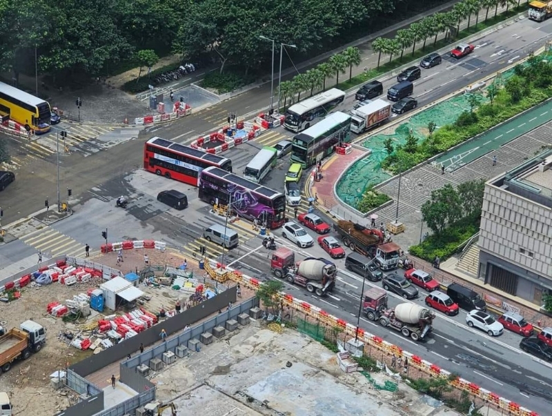 車龍塞爆迎東路，更倒灌至外圍十字路口。(受訪者提供)